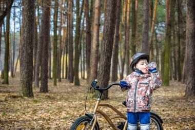 temiz su içme ile bisiklet ile genç çocuk