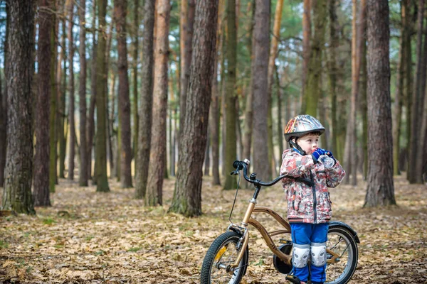 Młody chłopak z rowerów z czystej wody do picia — Zdjęcie stockowe