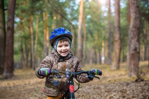 Fröhliches Kind Junge von 3 oder 5 Jahren Spaß im Herbst Wald mit einem — Stockfoto