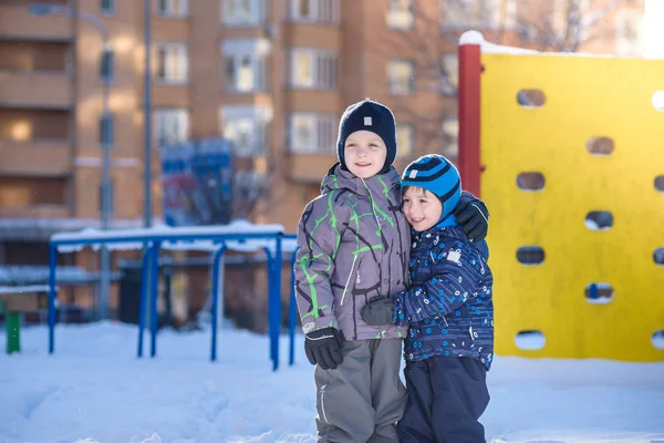 2 작은 눈 동안 야외에서 재생 하는 화려한 옷에 남자 아이. 추운 날에는 겨울에 아이 들과 함께 활성 레저. 행복 한 형제와 쌍둥이 재미 눈 — 스톡 사진