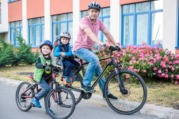 Bisiklete binme, baba ile çocuk mutlu binicilik bisiklet açık havada aile