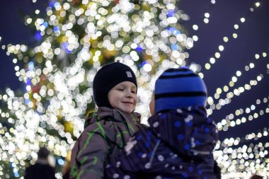 Aile, çocukluk, sezon ve insanlar kavramı - kış c mutlu