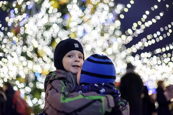 Aile, çocukluk, sezon ve insanlar kavramı - kış c mutlu