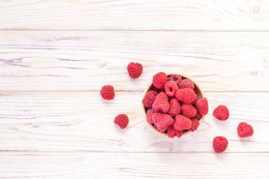 Ahududu kase rustik ahşap arka plan, kopya s ile Üstten Görünüm