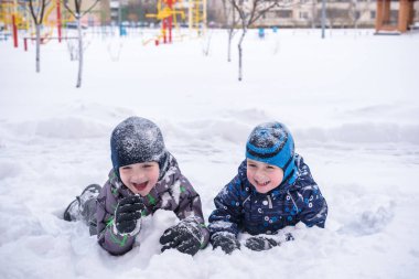 Karda oturan iki Çocuk Bahçesi peyzaj kaplı