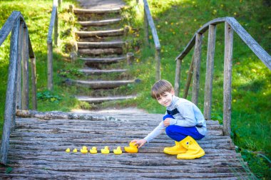 F olan lastik ördek ile parkta oynayan sevimli çocuk, çocuk,