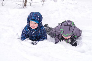 Mutlu arkadaş kar ile eğleniyor