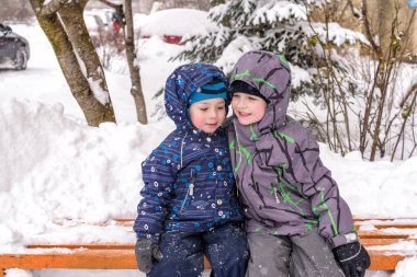 Mutlu arkadaş kar ile eğleniyor