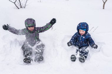 Mutlu arkadaş kar ile eğleniyor