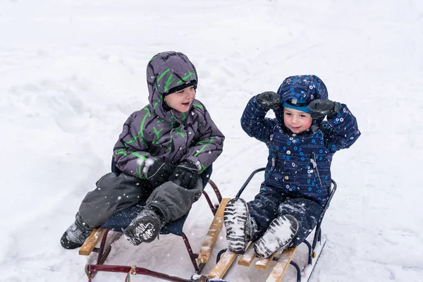 Amici felici divertirsi con la neve — Foto Stock