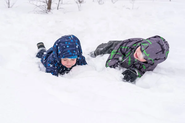 Amici felici divertirsi con la neve — Foto Stock