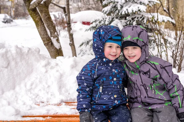 Amici felici divertirsi con la neve — Foto Stock