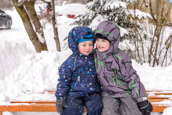 Mutlu arkadaş kar ile eğleniyor