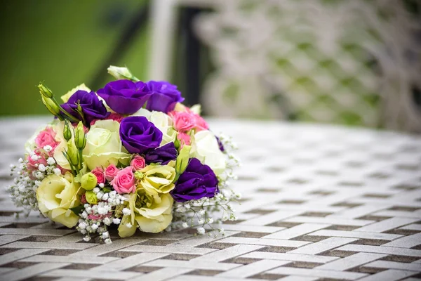 Buquê de casamento nupcial com rosa e rosas brancas deitadas em uma mesa de grade de metal — Fotografia de Stock