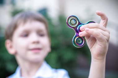 Anti stres ve gevşeme ayağım, değer değişimi için insanlar yorgun. Topluca spinner ile oynayan çocuk.