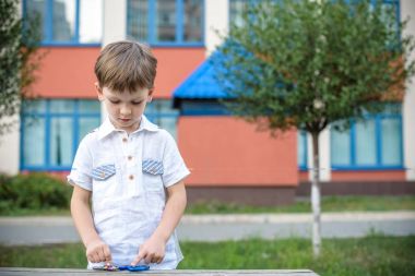 Çocuk iki topluca spinner ile oynarken stres giderici oyuncaklar sıklıkta