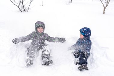 Mutlu arkadaş kar ile eğleniyor