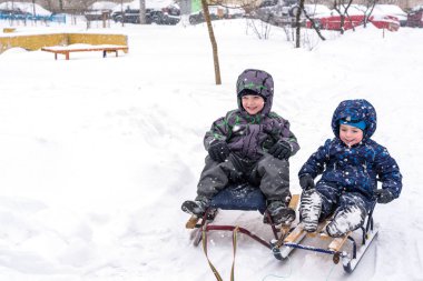 Mutlu arkadaş kar ile eğleniyor