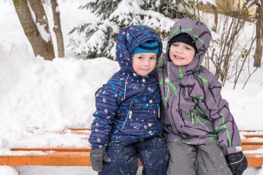 Mutlu arkadaş kar ile eğleniyor