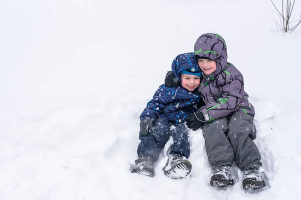 เพื่อนที่มีความสุข มีความสนุกกับหิมะ — ภาพถ่ายสต็อก