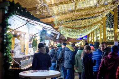 Kiev, Ukrayna - 11 Aralık 2017: Noel Pazar yer alarak her yıl Aralık'ta eski şehir Meydanı