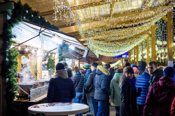 Kiev, Ukrayna - 11 Aralık 2017: Noel Pazar yer alarak her yıl Aralık'ta eski şehir Meydanı