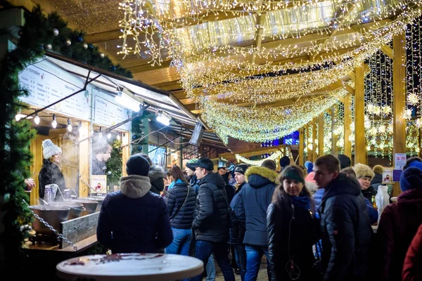 KIEV, Ukraine - DECEMBER 11, 2017: Christmas market taking place each year on December in Old Town Square — Stock Photo, Image