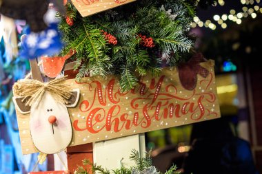 Noel dekorasyon advent pazarında Satılık. Dekoratif minyatür şehir evleri.