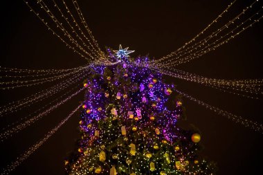 Mutlu bir aile bir Noel sokak pazar adil içinde zaman harcamak