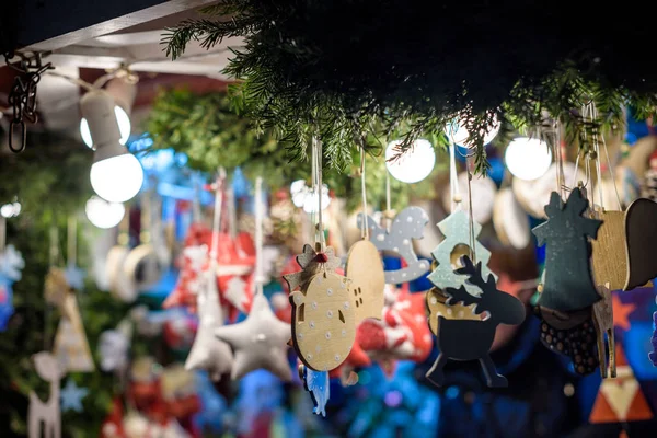 出現の市場の販売のためのクリスマスの装飾。装飾的なミニチュア都市住宅. — ストック写真