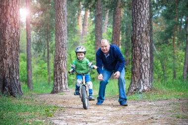 Küçük çocuk çocuk 3 yıl ve babası ile sonbahar ormandaki bir