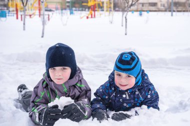 Karda oturan iki Çocuk Bahçesi peyzaj kaplı