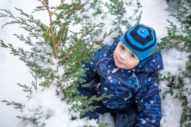 Renkli elbiseli çocuğun kış portresi, açık havada... 