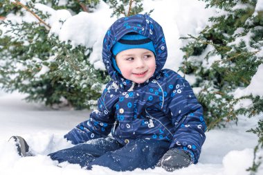 Renkli elbiseli çocuğun kış portresi, açık havada... 