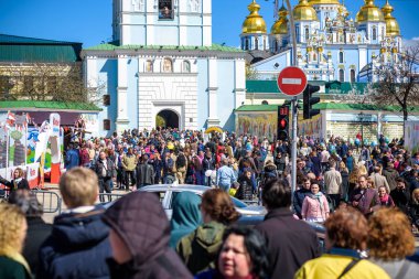 Kiev, Ukrayna 9 Nisan 2017: Şehir merkezinde yıllık Paskalya sergi düzenledi. Sanatçılar renkli Paskalya yumurtaları gösterir. Sıcak bahar güneşli gün.