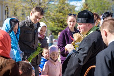 Kiev, Ukrayna - 12 Nisan 2017: Patrik Ukraynalı Ortodoks Kilisesi, Kiev Patrikhanesi Paskalya kek ve St. Sophia'nın katedral boyalı yumurta kutsar