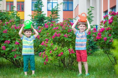İki küçük gül bahçesinde olan sulama çocuklar çocuk. Aile, Bahçe Bahçe, yaşam tarzı,