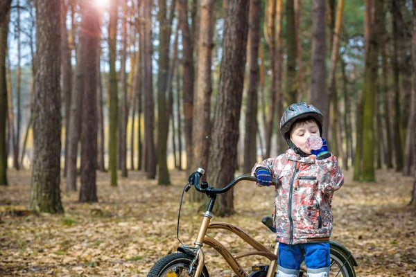 Junge mit Fahrrad trinkt klares Wasser — Stockfoto