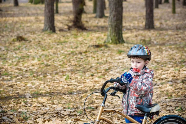 Junge mit Fahrrad trinkt klares Wasser — Stockfoto