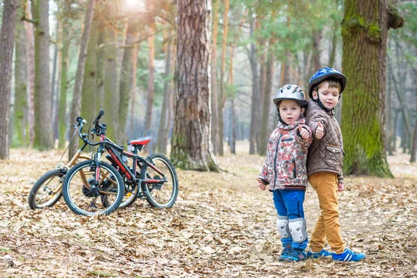 Dzieci odpoczynku po rowerze — Zdjęcie stockowe