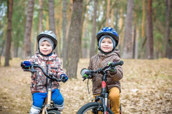 Młodzi ludzie jazda bikes — Zdjęcie stockowe