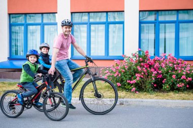 Bisiklete binme, baba ile çocuk mutlu binicilik bisiklet açık havada aile