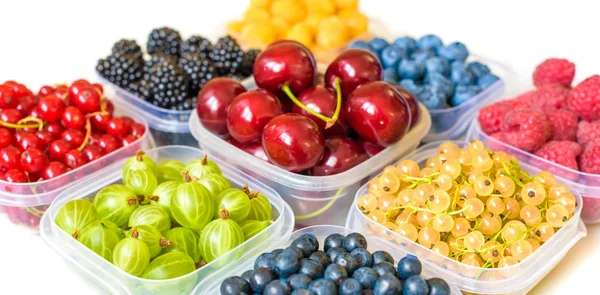 Collage of different fruits and berries isolated on white. Blueberries, cherries, blackberries, grapes, strawberries, currants. Collection of fruits and berries in a bowl. Top view — Stock Photo, Image