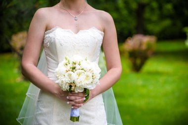 Beyaz gelin düğün buket çeşitli çiçek tutan