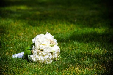 Park, yaşam tarzı insanlar kavramı yeşil çimenlerin üzerinde döşeme düğün çiçek buketi