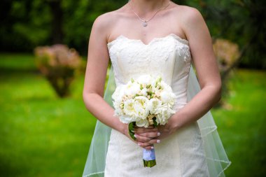 Beyaz gelin düğün buket çeşitli çiçek tutan