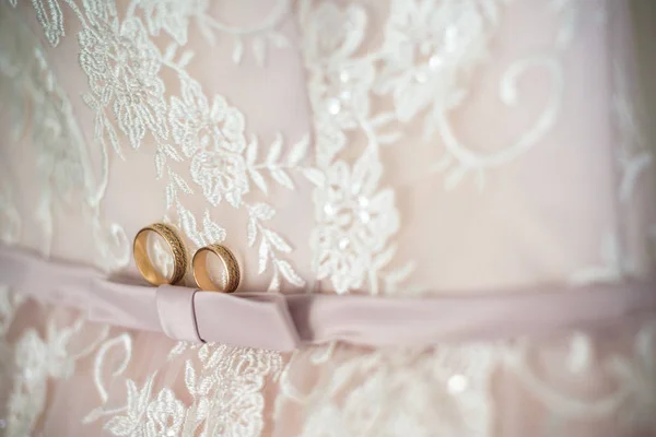 Esküvői ruha szóló esküvői gyűrű — Stock Fotó