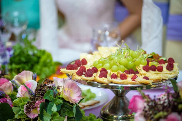 Enfoque selectivo en rodajas de fresa y crema encima de pastel de queso decorado con corteza de chocolate postre dulce azúcar frutas receta tradicional pastel restaurante servir concepto — Foto de Stock