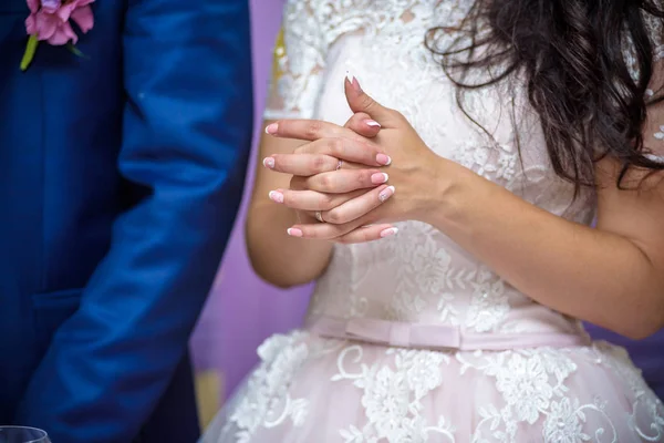 Átkelés kezet idegesen menyasszony. — Stock Fotó