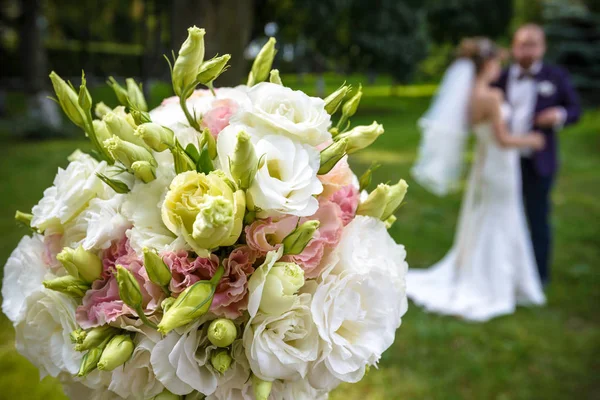 Vőlegény menyasszony, esküvői csokor szelektív összpontosít . — Stock Fotó